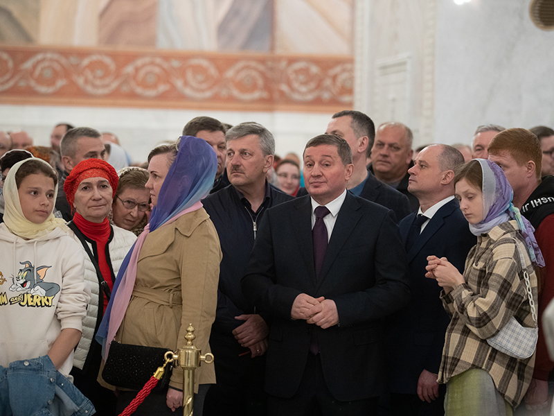 Пасхальную службу в соборе Александра Невского посетили Андрей Бочаров и Владимир Марченко